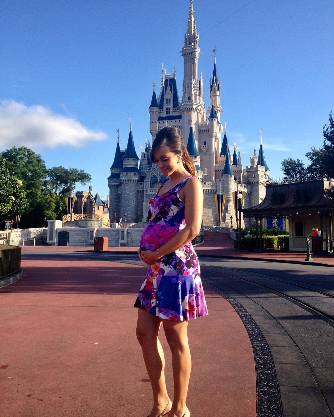 Más tarde, nos dio la noticia de su primer embarazo y aquí la vemos con una gran pancita en Disney durante el aniversario número 17 de Despierta América.