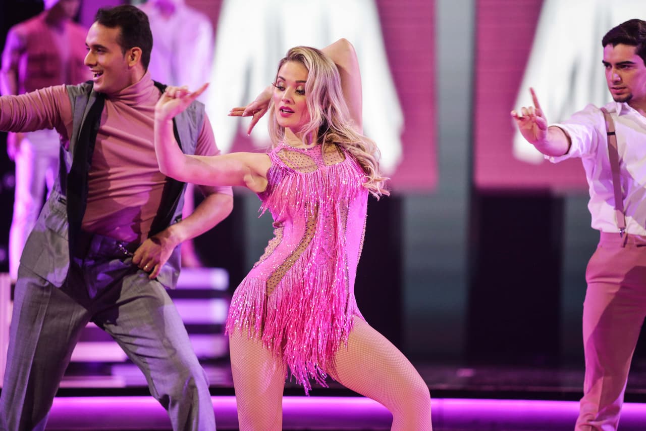 De repente, los maniquíes cobran vida y comienzan a bailar con Kimberly este tema.