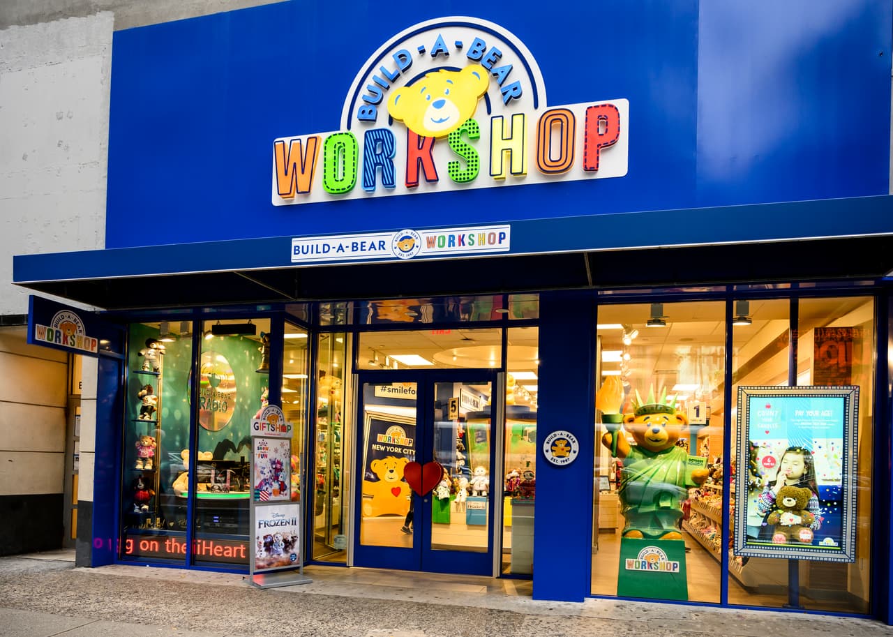 <b>Build-A-Bear Workshop.</b> Esta compañía ha estado luchando contra la desaparición de los centros comerciales durante años y cuando llegó el covid-19 sus 400 tiendas fueron cerradas. Según la investigación, es un misterio cómo un minorista que depende de que los niños entren a jugar en sus tiendas haya podido sobrevivir en la pandemia.