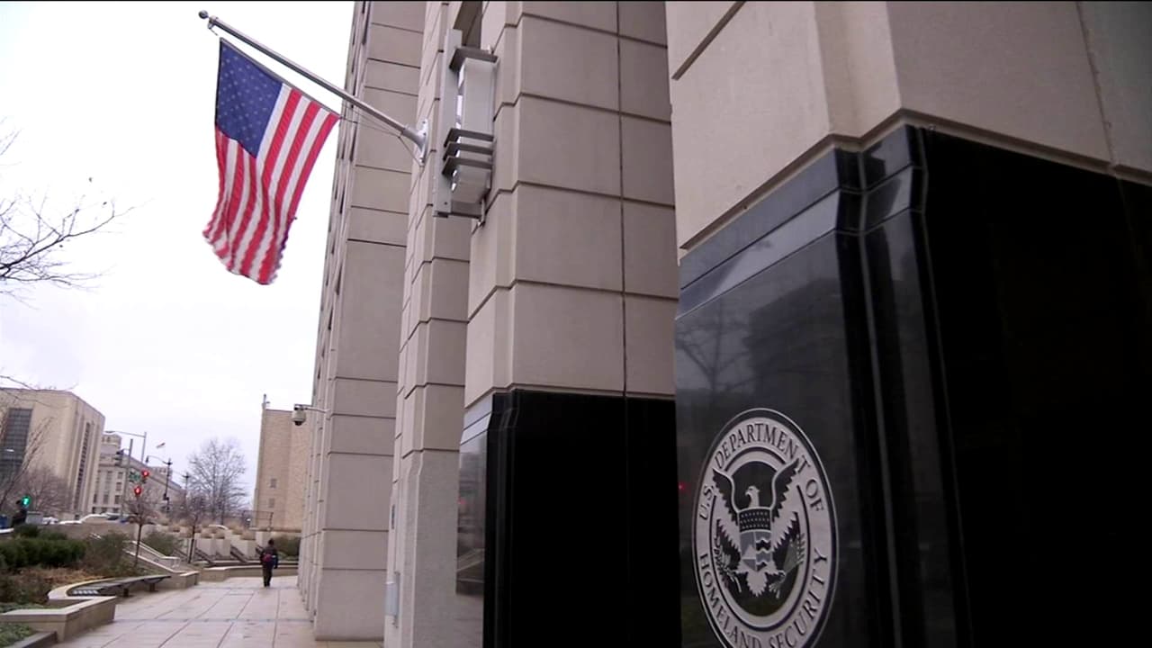 Juez federal bloquea las multas de hasta $998 diarios que la administración Trump impuso a inmigrantes