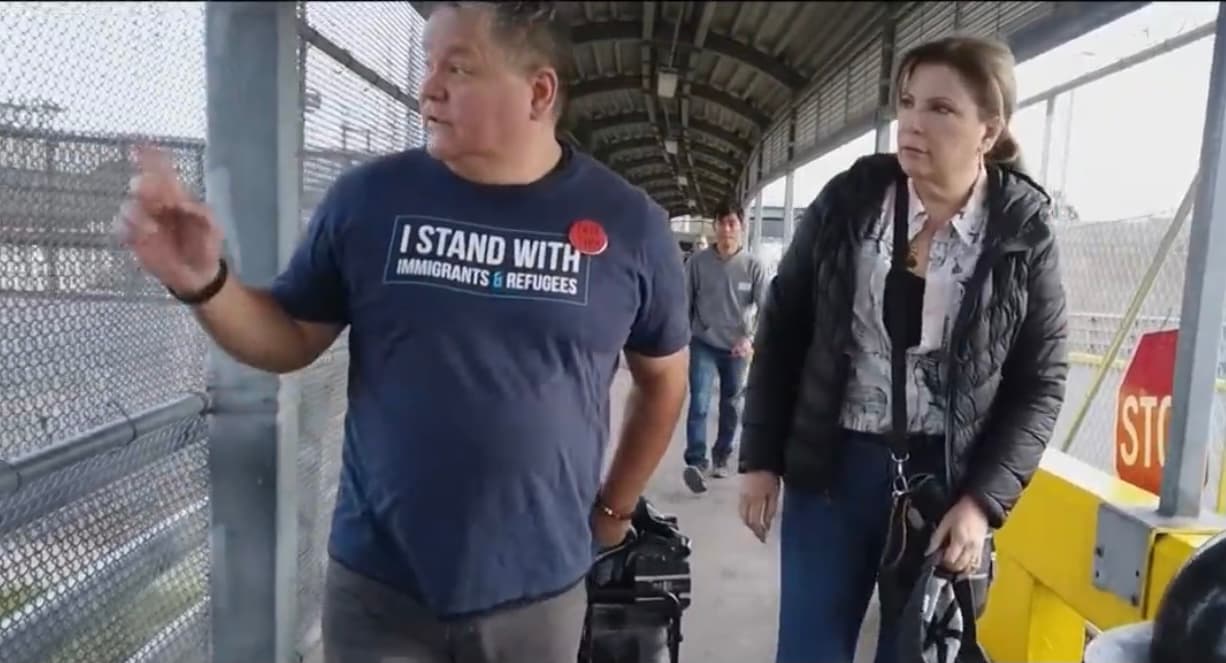 La rutina siempre es la misma: Michael cruza, saluda al llegar -respetando la distancia correspondiente- y prepara tres
<a href="https://www.univision.com/temas/comida">comidas</a>. Si nota que hay nuevos inmigrantes, el buen samaritano va hacia su camioneta
<b>y baja unas carpas de campamento para que puedan resguardarse en las noches. </b>
<br>