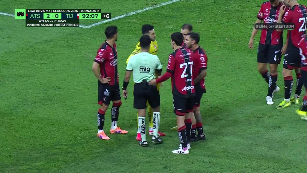 ¡Tarjeta Roja! Rodrigo Schlegel recibe la segunda amarilla y se va del juego.