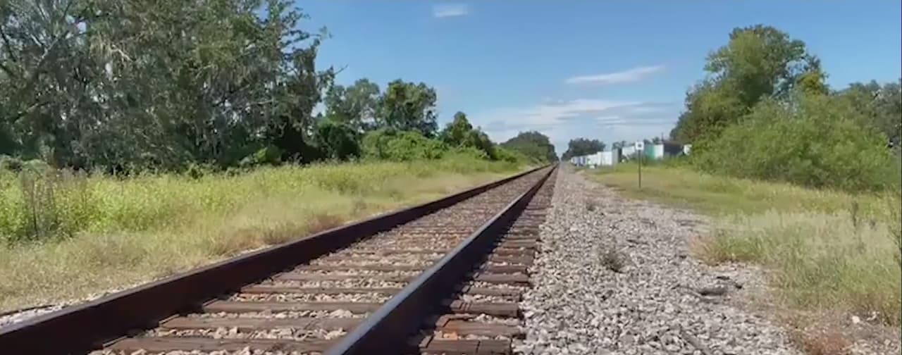 Ante la preocupación de familiares y residentes de la comunidad de Plant City por la falta de barreras y luces entre los rieles del tren y la calle donde ocurrió la colisión, fuimos en busca de respuestas. ¿Se realizarán mejoras en el sitio? ¿Existe un responsable?