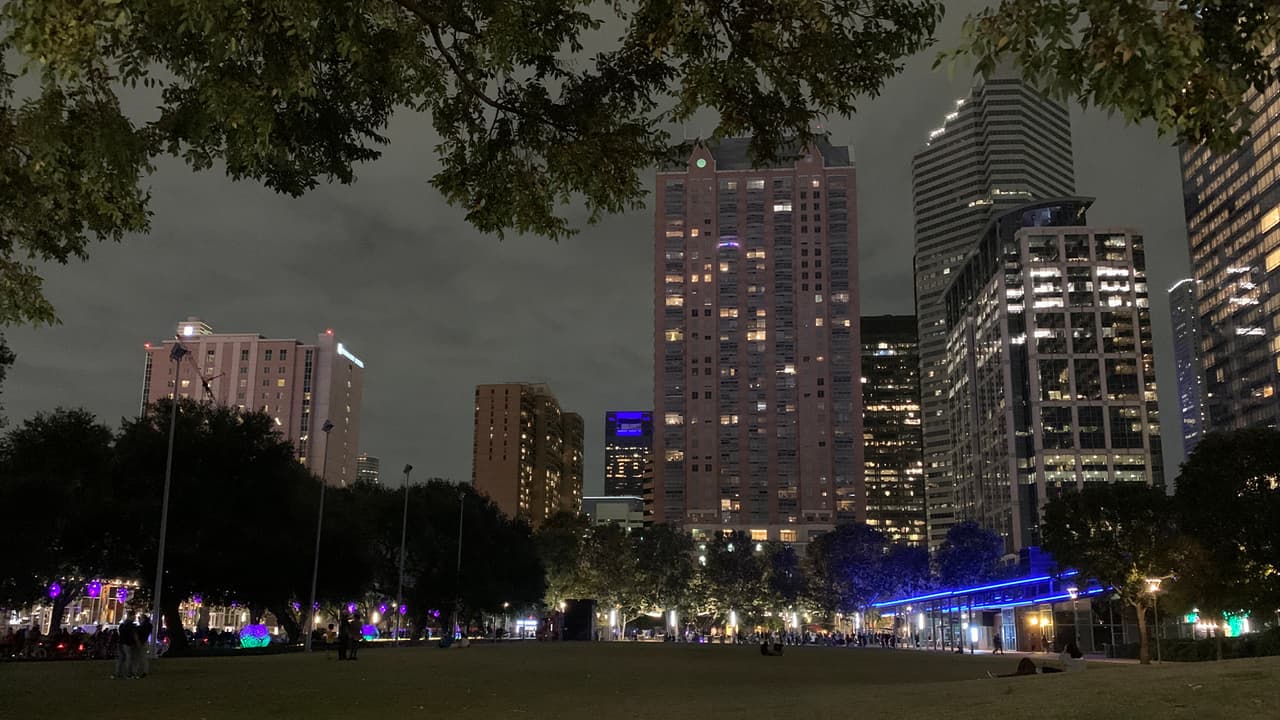 Los protocolos de seguridad contra el coronavirus de Discovery Green incluyen mayor saneamiento y compra de boletos sin contacto.