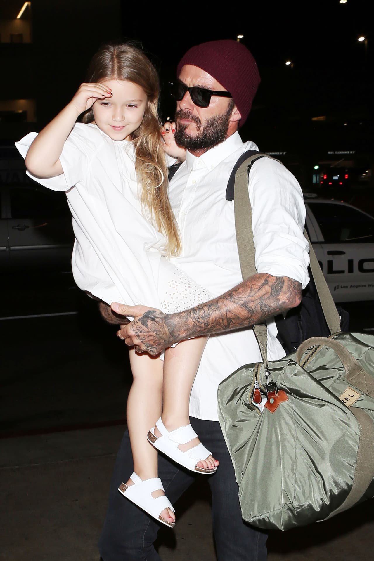 David siempre lleva a la pequeña Harper en brazos.