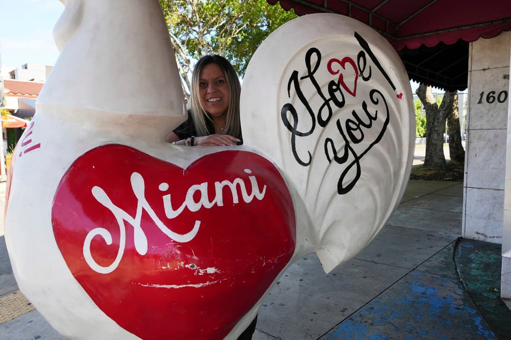 <b>Los gallos como símbolo de identidad cultural en Little Havana: </b>En Little Havana, los gallos no solo deambulan por las calles: son parte del paisaje emocional de una comunidad con profundas raíces cubanas. Su presencia remite a la vida rural que muchos migrantes dejaron atrás. El canto del gallo representa, para algunos, un renacer diario y una conexión con la tierra y la tradición.