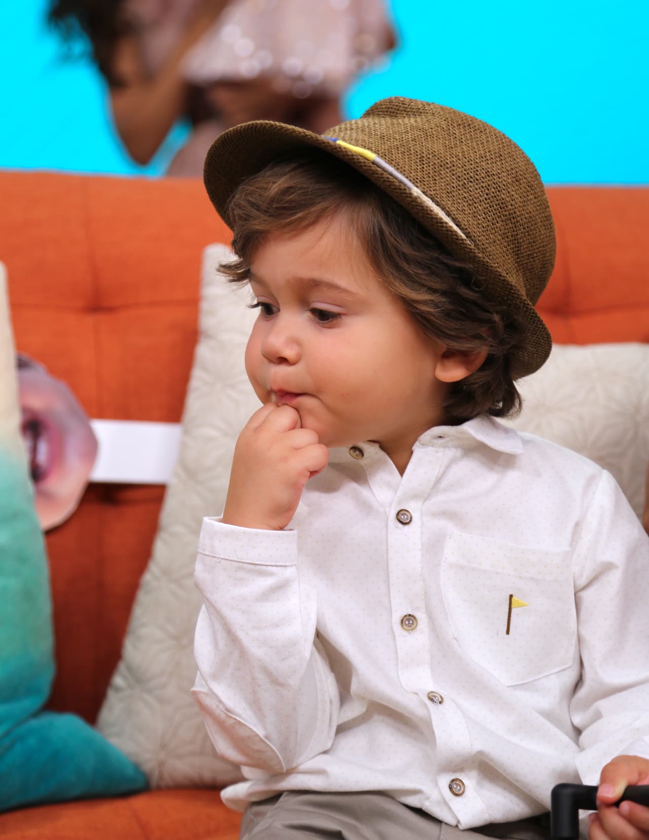 Bruce es un pequeño parlanchín y le encanta platicar con su mamá.