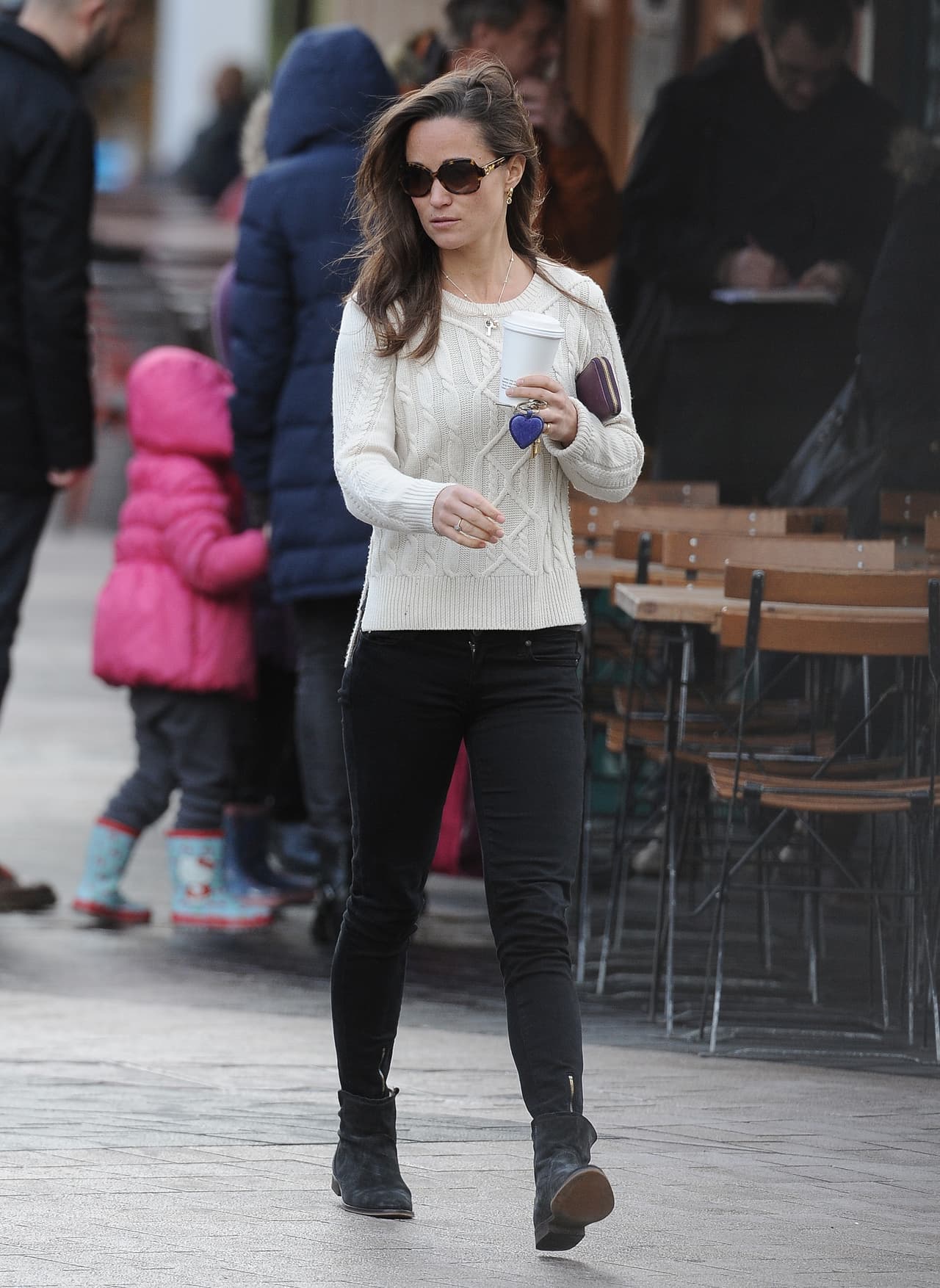 Sus 'jeans' negros la sacan de cualquier apuro.