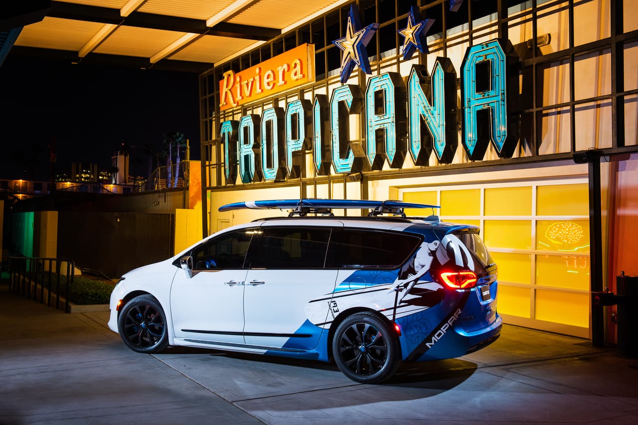 <b>Mopar</b> apuesta a dar que hablar en 
<b>SEMA</b> con su 
<b>Chrysler Pacifica Cadence</b>. Esta minivan llega con un diseño con motivos playeros como se evidencia en la 
<b>tabla de surf pintada en su panel lateral</b> trasero izquierdo.
<br>