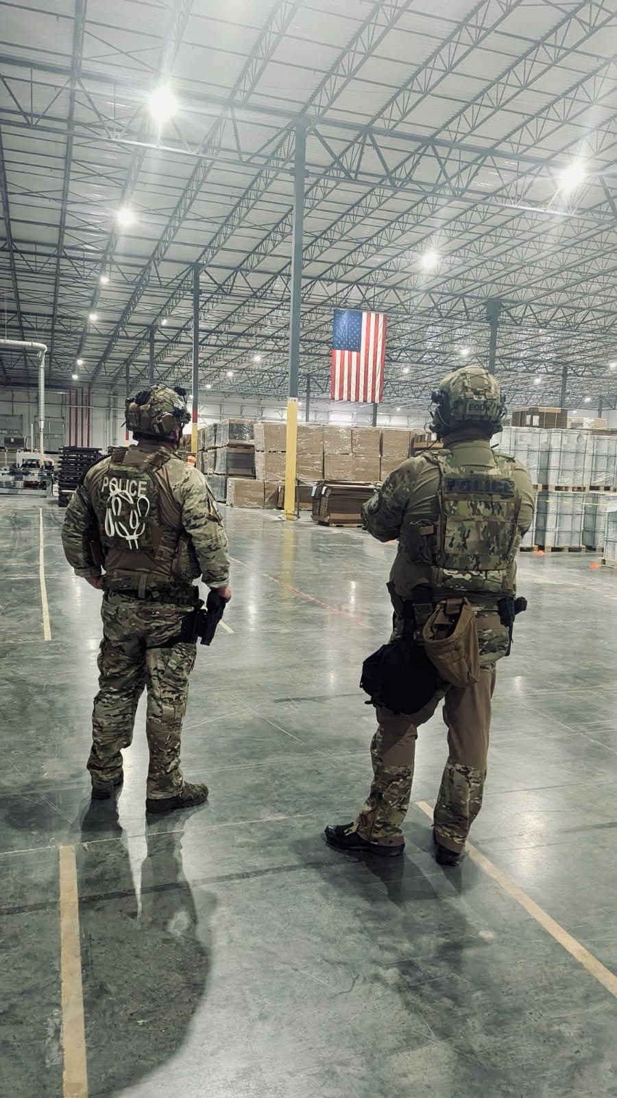 ICE confirmó a
<i>Univision 34 Atlanta </i>que se trataría de
<b>un operativo derivado de una investigación de posible explotación de trabajadores</b>. También se informó que el dueño de la empresa había sido arrestado.
<br>
<br>Wellmade Industries es una empresa que se especializa en el diseño, producción y distribución de pisos.