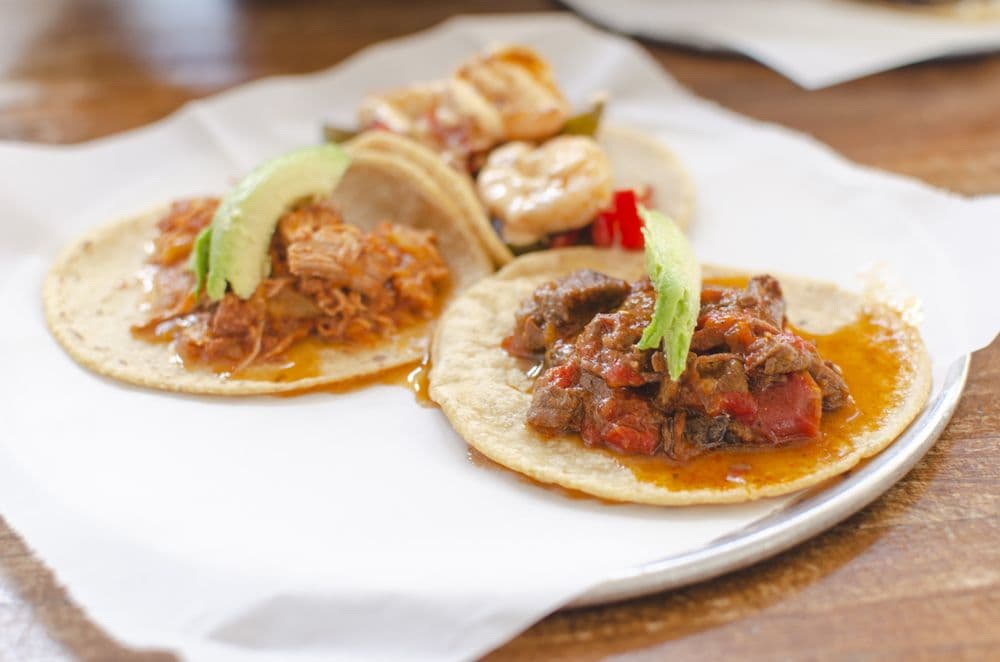 <b>Guisados DTLA</b> - Sí, es otra locación del original restaurante guisado en el centro de la ciudad, sin embargo en Yelp lo han calificado de manera independiente, y según los comensales los comentarios de sus tacos bien lo valen.
<br>
<br>Lo encuentras en el número 541 al sur de la calle Spring en el centro de Los Ángeles.