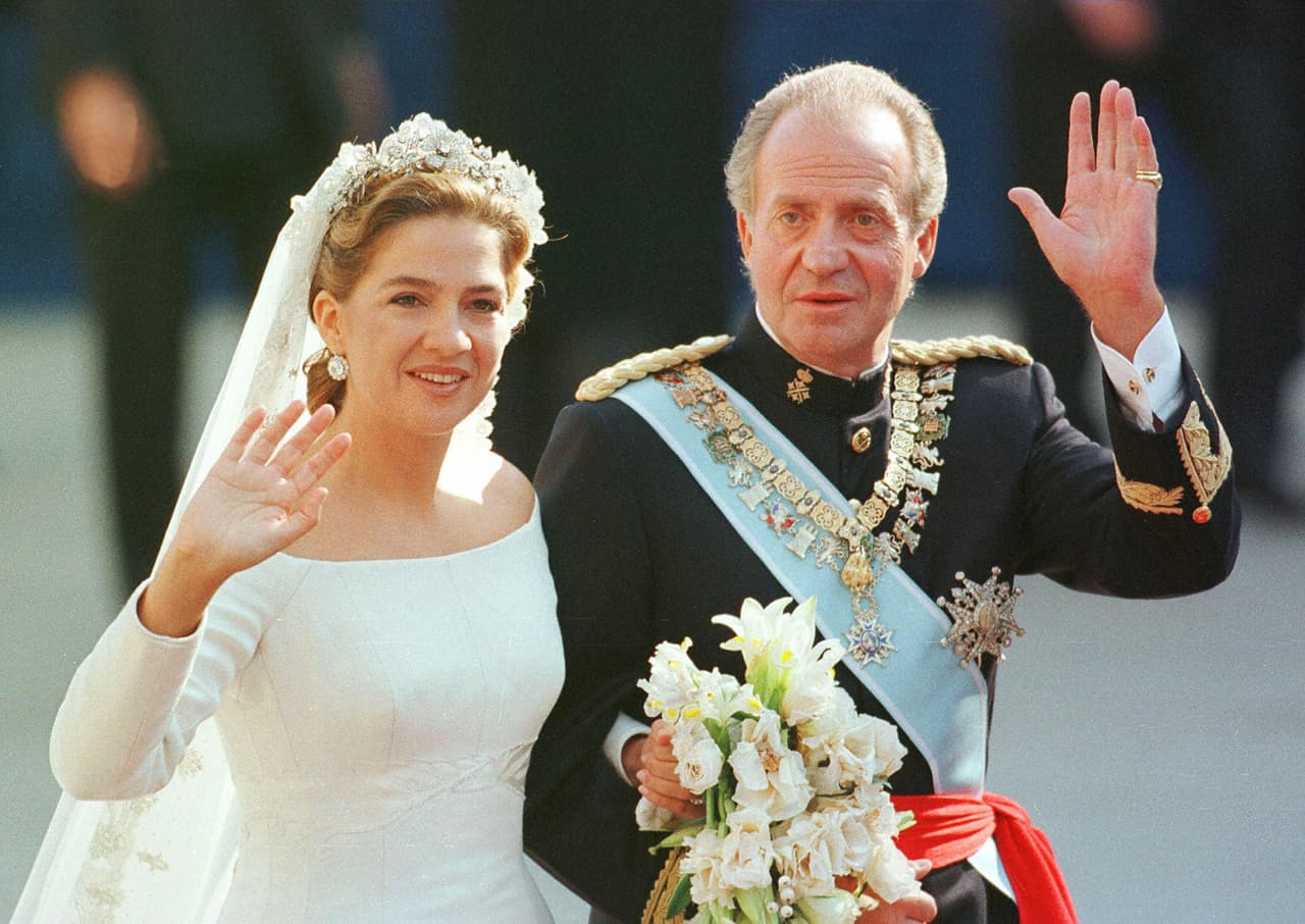 El vestido de Cristina lucía un escote barco, estaba hecho de seda, de líneas muy sencillas y con una larga cola. También llevó una tiara de flores de diamantes.