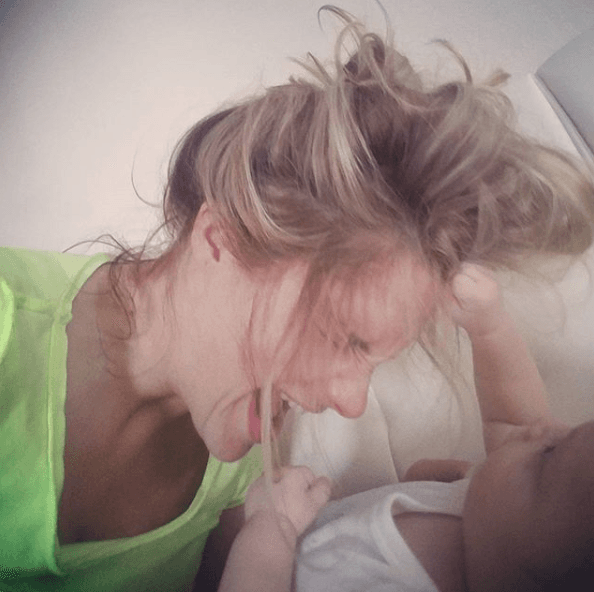 Hasta dejarse jalar el cabello del pequeño 'Sansón', su príncipe Ale. ¡Ouch!