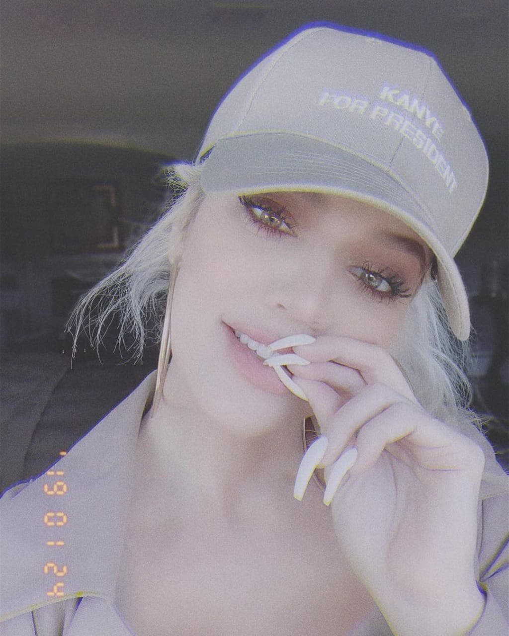 Por eso, Khloé decidió hacer público un mensaje hacia los detractores que se han manifestado en contra de sus uñas.