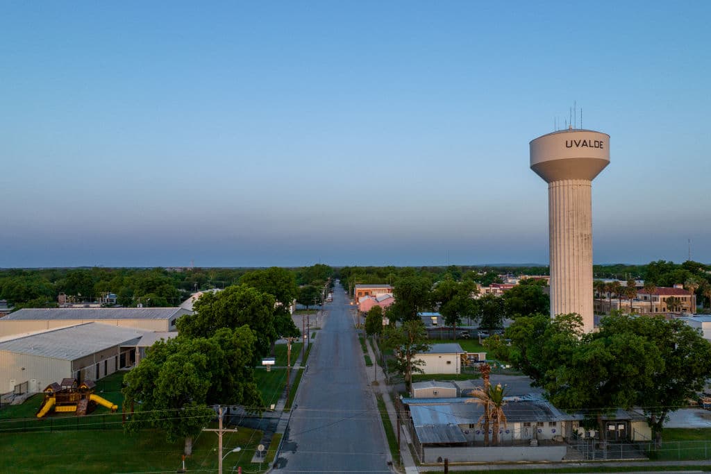 En diciembre de 2022, otros familiares de víctimas y sobrevivientes del tiroteo masivo en Uvalde presentaron 
<b>una demanda de clase por $27 billones</b>, en la que incluyeron a la policía local y estatal.
