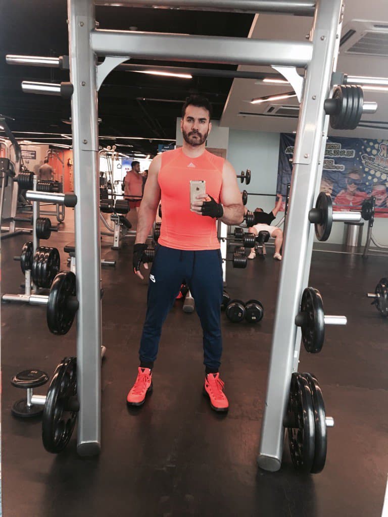 Por eso nos comparte un sin fin de selfies en el gimnasio.