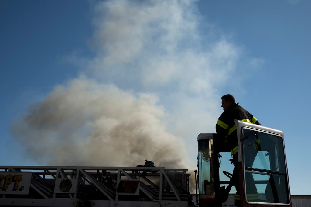 Miembros del Departamento de Bomberos de Filadefia permanecieron en la escena, asegurándose de que ningún foco reactivara las llamas.