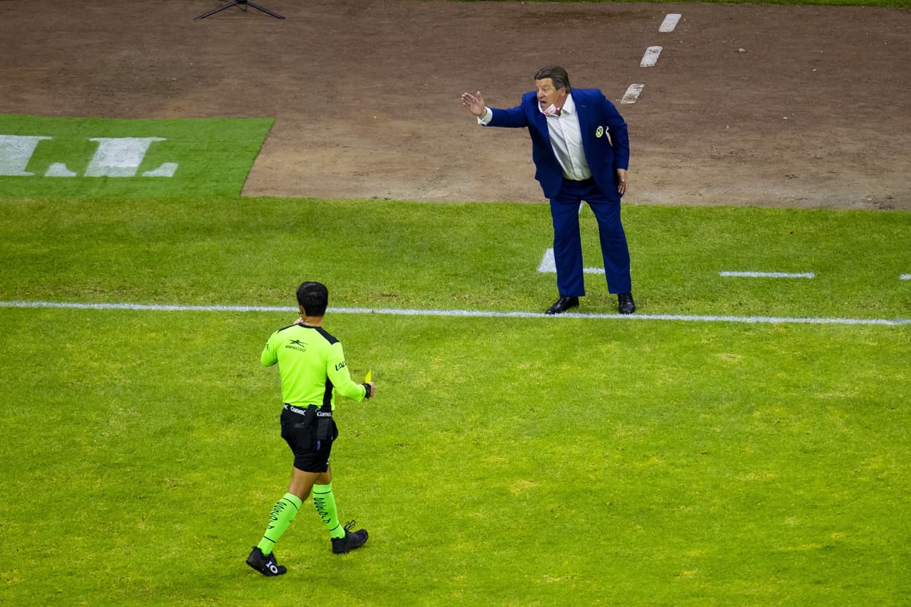 Óscar Jiménez sufrió una aparatosa entrada, pero siguió en el partido.