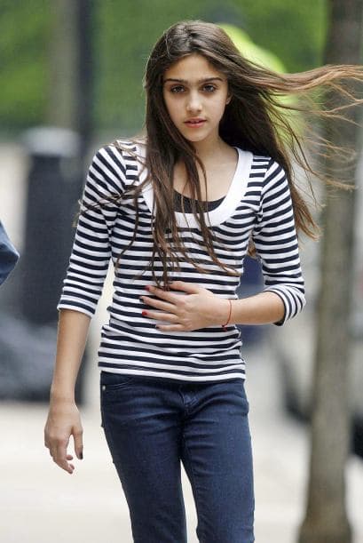 Lola fue castigada por su madre y tuvo que desempeñarse como su asistente durante su más reciente gira.