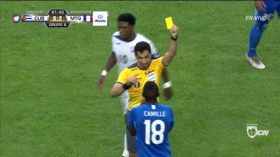 Tarjeta amarilla. El árbitro amonesta a Samuel Camille de Martinique