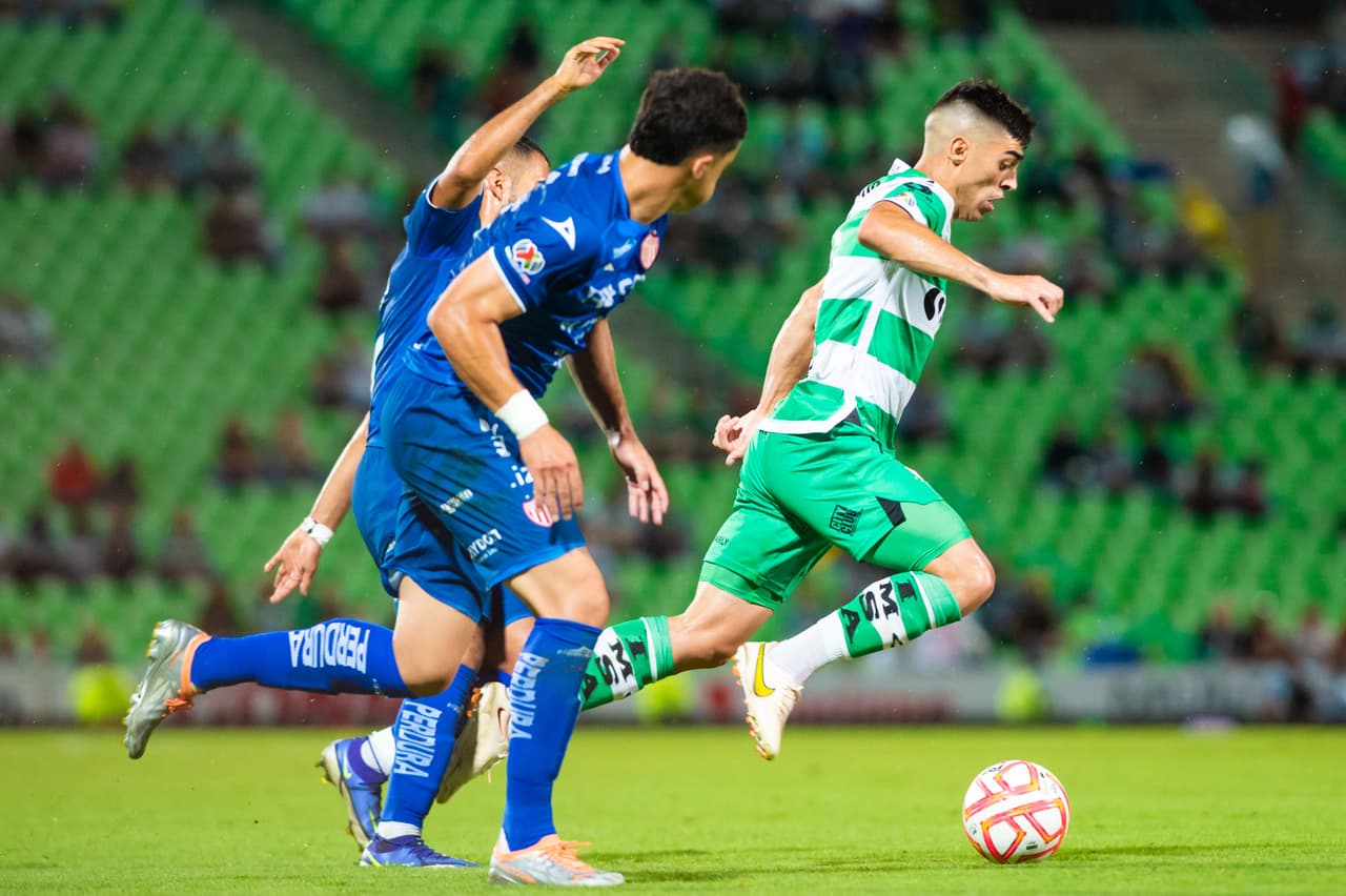 Los de casa se adelantaron en el marcador al final del primer tiempo con gol de Juan Brunetta. Minutos después del complemento, Diego Medina clavó el 2-0. En la recta final, Necaxa despertó con el tanto de Alexis Peña para maquilla el marcador final, pero Leo Suárez puso el 3-1 definitivo.