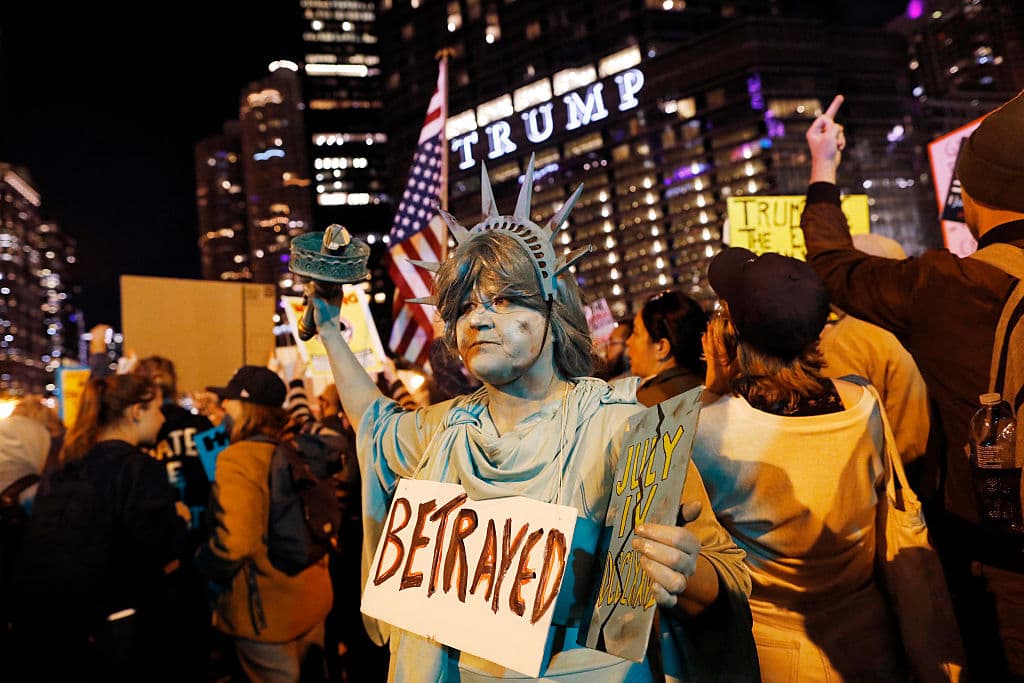 Protestas contra la presencia de la Guardia Nacional en Chicago. (Photo by OCTAVIO JONES / AFP) (Photo by OCTAVIO JONES/AFP via Getty Images)