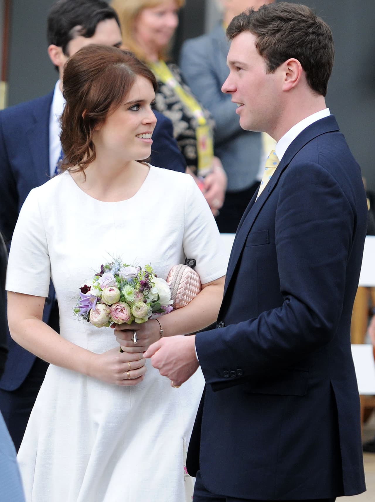 La boda de Eugenie y Jack, aunque tendrá lugar en Windsor, como la de Meghan y Harry, será más sencilla; solo habrá un paseo en carroza, y una recepción que ofrecerá la reina en honor de su nieta. Lo que sí tendrá en común con la boda de los duques de Sussex, es que habrá "invitados plebeyos"... pero para ir,
<b><a href="https://www.univision.com/entretenimiento/realeza/este-es-el-detalle-que-eugenie-de-york-copiara-de-la-boda-de-meghan-y-harry-ademas-de-casarse-en-la-misma-iglesia">deberán participar en un sorteo online</a></b>.