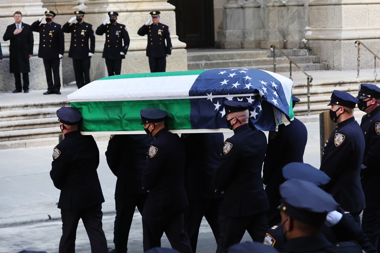 Cientos de agentes de la policía de Nueva York acudieron a despedirlo.
<br>
