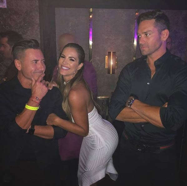 El presentador de televisión Jorge Bernal compartió esta divertida fotografía en su cuenta de Instagram, donde la actriz lucía una gran sonrisa: "Cosas que pasan en una fiesta solo para 'mayoles'. @gabyespino @jaimeamayol".