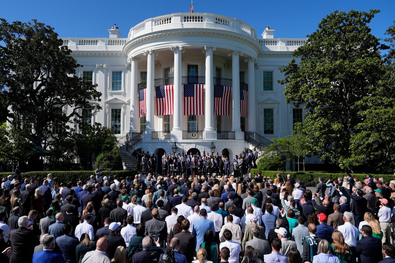 La Casa Blanca tuvo 
<b>una fuerte concurrencia de personas deseosas de ver a los campeones</b> del Super Bowl.