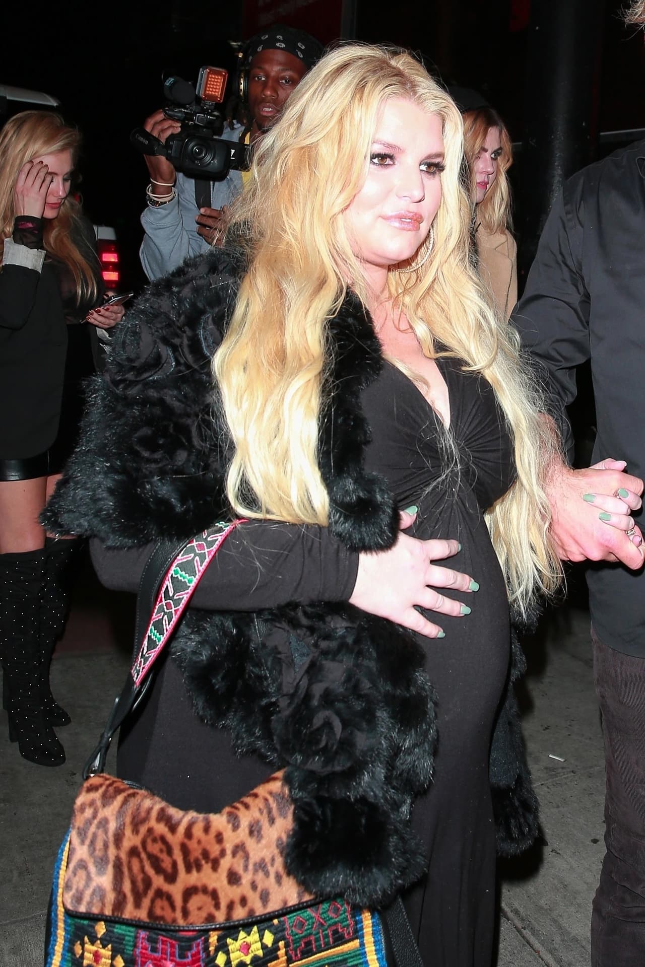 Una fuente cercana a Simpson contó a 
<b><a href="https://people.com/parents/jessica-simpson-lost-100-lbs-6-months-after-birth-daughter-birdie/" target="_blank">People </a></b>que la cantante se encuentra muy bien, e incluso, explicó cómo es que logró bajar tanto peso.