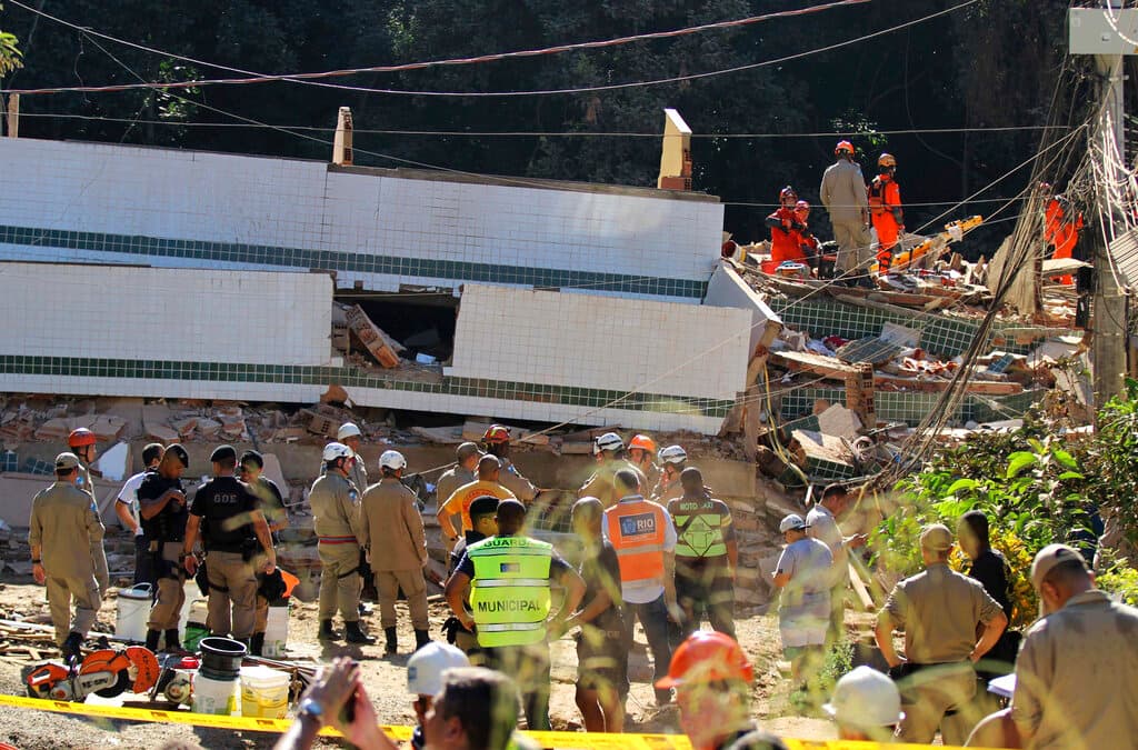 Bomberos buscan víctimas entre los escombros de dos edificios que se derrumbaron en el barrio de Muzema, Río de Janeiro, Brasil.