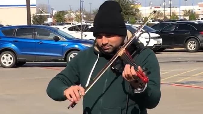 “Quiero que sepa que hay gente dispuesta a ayudarle”: buscan a violinista que pedía donaciones
