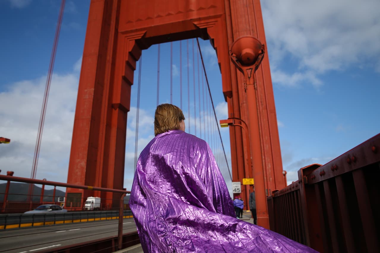 Miles de personas se reunieron en el Golden Gate Bridge en San Francisco este 20 de enero de 2017 para unir sus manos y mostrar unidad en respuesta a la juramentación de Donald Trump como el nuevo presidente de Estados Unidos.