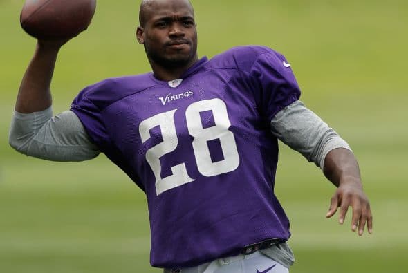 Acusan a Adrian Peterson de los Minnesota Vikings de abuso infantil