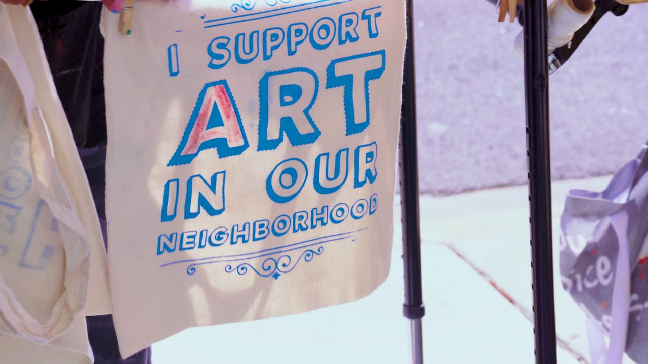 William Estrada y su carrito móvil de arte.