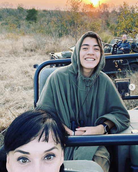 “Siempre he tenido estos presentimientos, entonces lo presentí y sentí que ya había nacido y lo busqué y lo busqué en muchas partes. En demasiadas, diría yo, y entonces un día alguien me habló de una persona y dije 'es él'”.