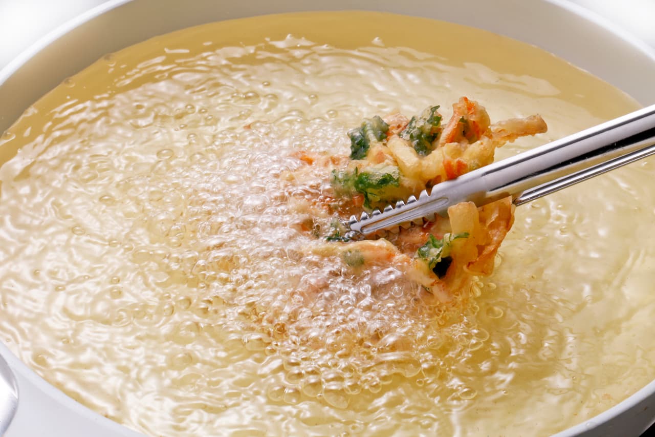 Pasa los vegetales por la mezcla y fríelos en abundante aceite de canola.