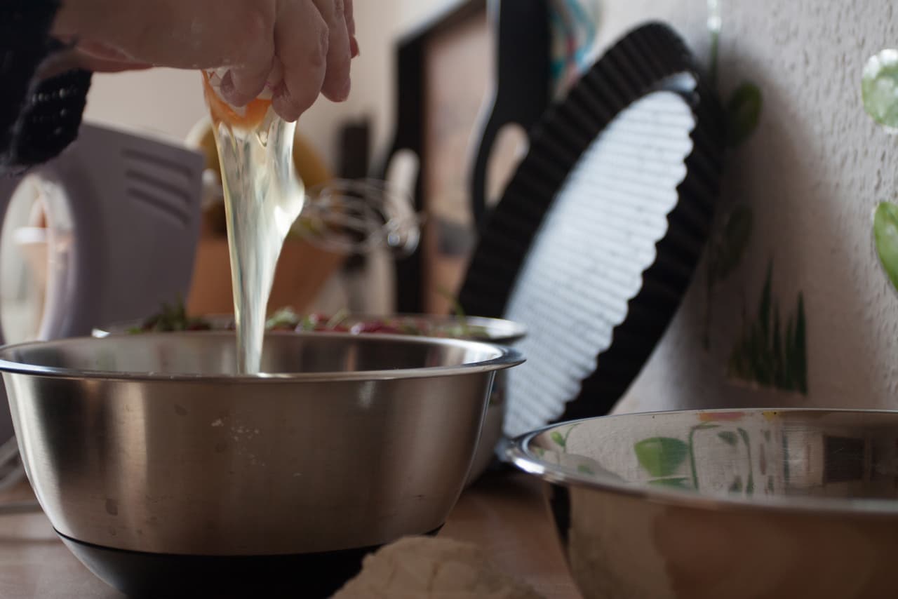 Mezcla 2 tazas de agua bien helada con un huevo, hasta formar una crema. Agrega unas 2 tazas de harina. Mezcla hasta homogeneizar, pero no te excedas, porque no queremos que se active el gluten.