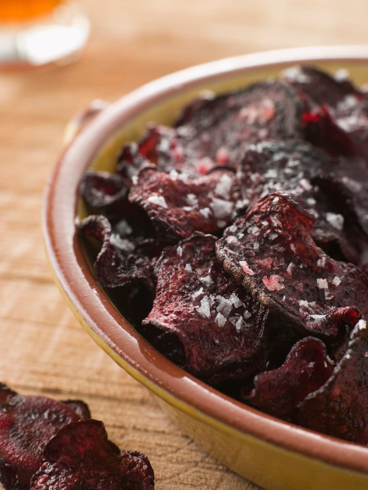 Fríelas en abundante aceite de maíz. Solo toma unos segundos cocer estas chips bordó.