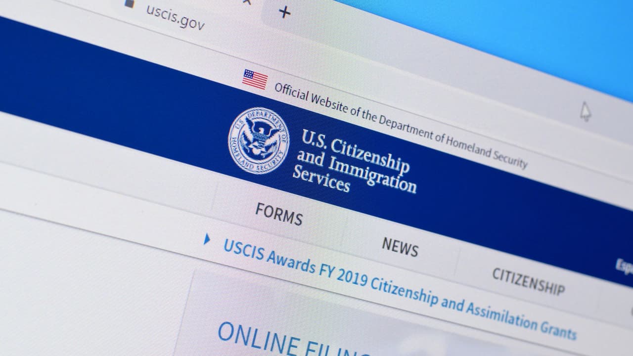 <h3 class="cms-H3-H3">¿Qué pasa si solo tengo una copia o una foto?</h3>
<br>
<br>
<b>No es suficiente. </b>Según la ley, 
<b>debes portar el documento físico original. </b>Copias, escaneos o fotografías no cumplen con el requisito legal. Incluso si tienes una constancia 
<b><a href="https://www.uscis.gov/" target="_blank">de USCIS</a></b> o estás en trámite de renovación, si no tienes el documento original contigo, se considera una falta técnica.