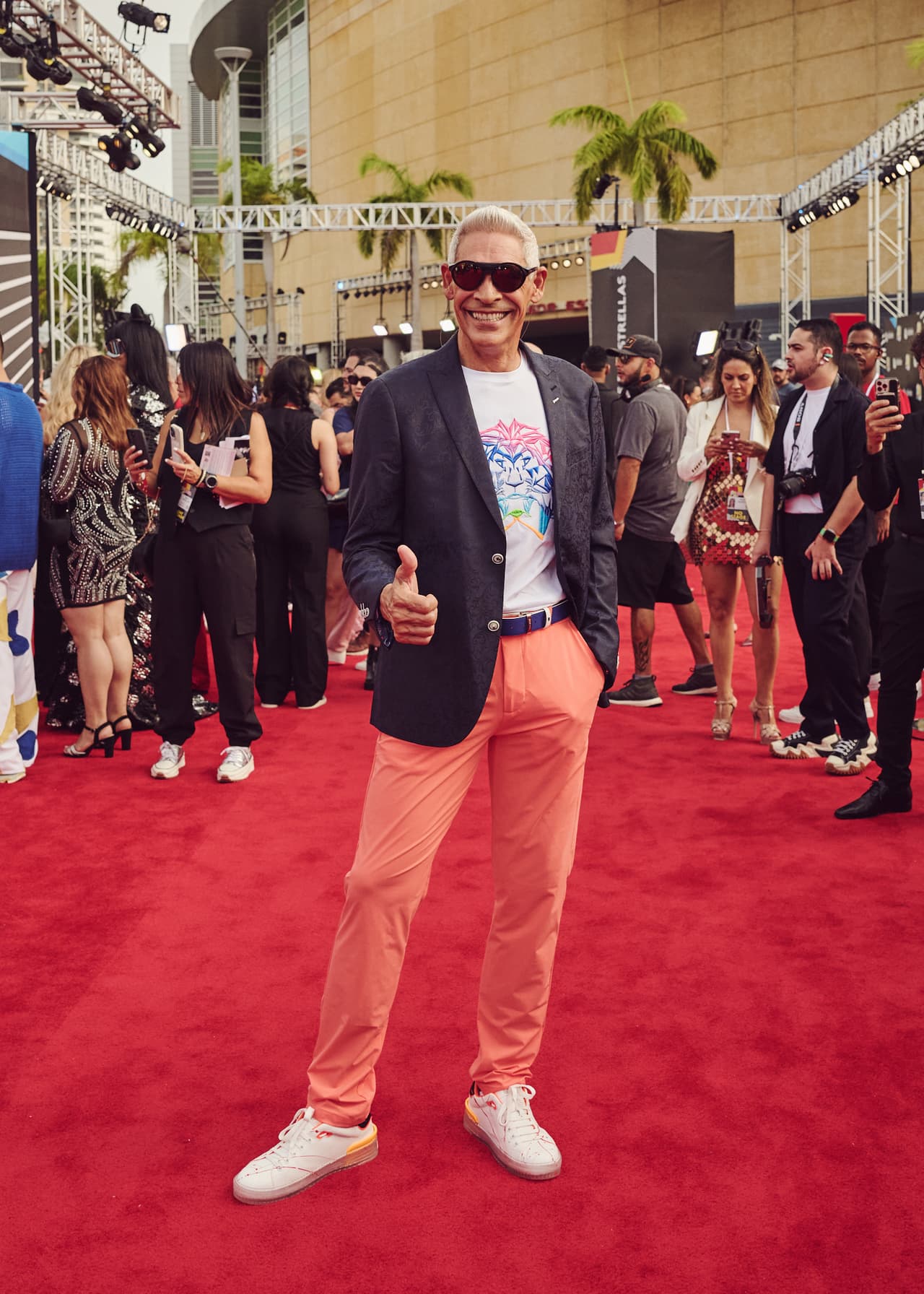 <b>Johnny Lozada</b> caminó con un atuendo muy relajado.