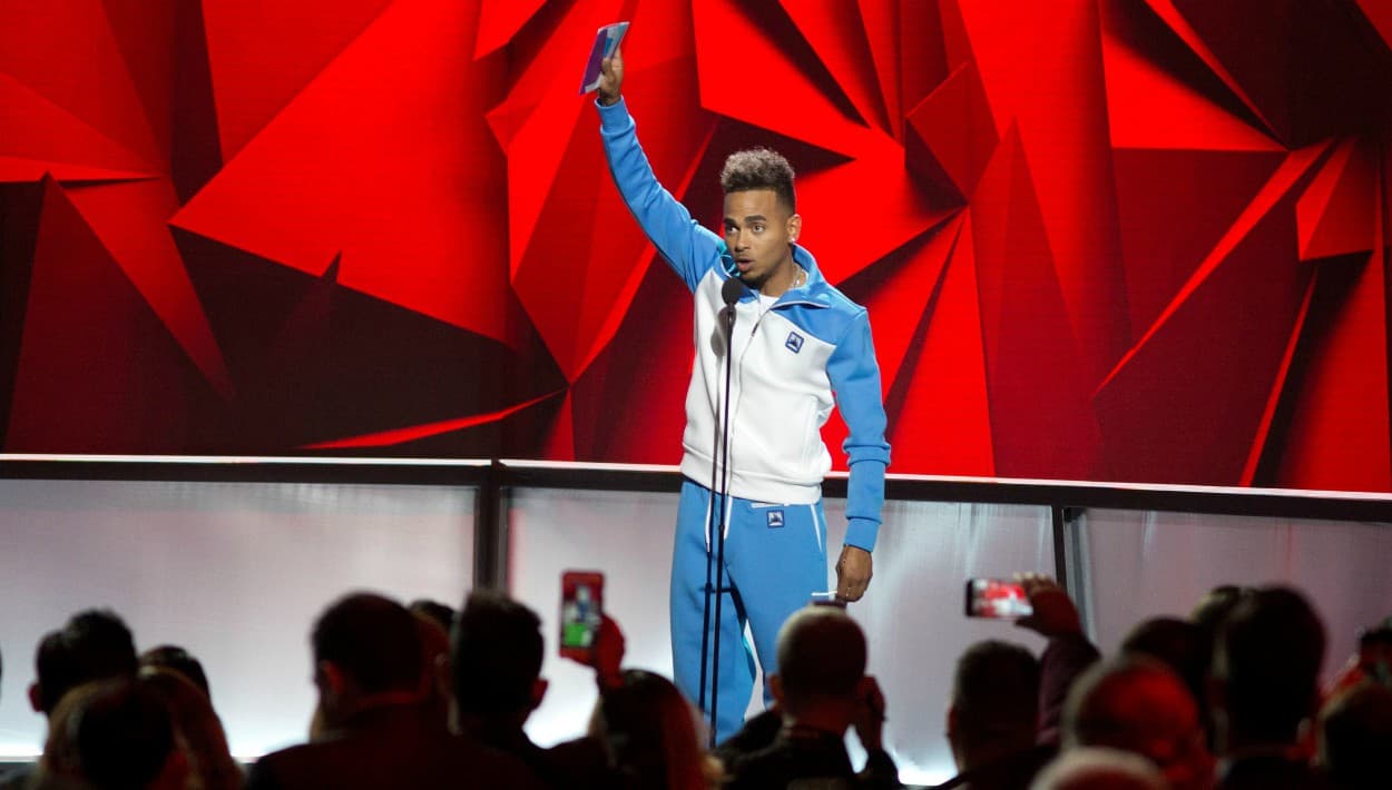 Ozuna, que comenzó este año 
<b><a href="https://www.univision.com/entretenimiento/no-fue-un-montaje-ozuna-cambia-la-version-sobre-su-participacion-en-un-filme-porno-gay-fotos">abatido por la filtración de una película porno</a></b> en la que participó cuando no era famoso y también señalado por supuestos vínculos con 
<b><a href="https://www.univision.com/famosos/ozuna-testifica-ante-la-justicia-de-puerto-rico-sobre-como-kevin-fret-lo-extorsionaba">el asesinato del trapero Kevin Fret</a></b>, recibió este jueves el premio al artista del año, máximo reconocimiento de los llamados Billboard latinos.