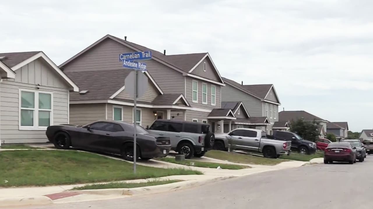 Muere niña de tres años hallada inconsciente en una piscina al sur de San Antonio