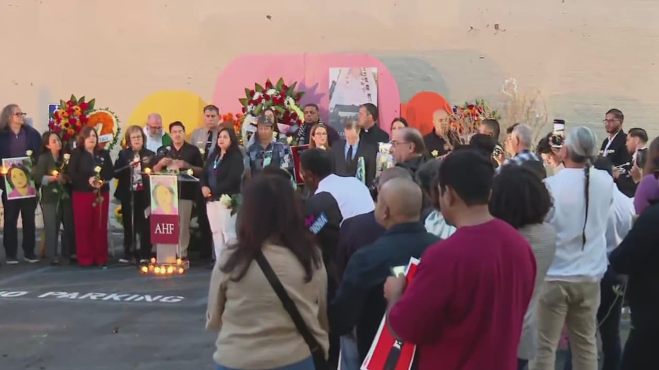 Comunidad en Los Ángeles se reúne en una vigilia para honrar la memoria de Dolores Huerta