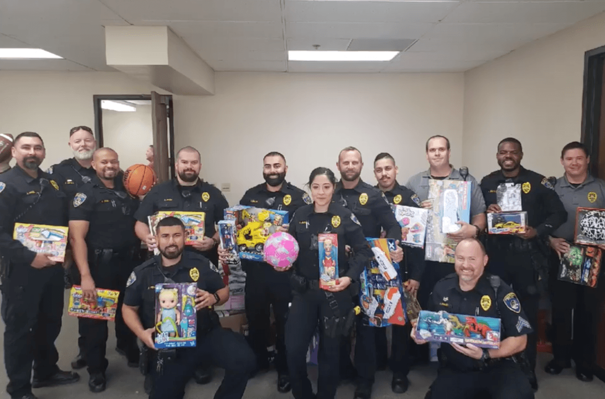 Agentes que se convirtieron en los ayudantes de Santa durante la jornada de este jueves.