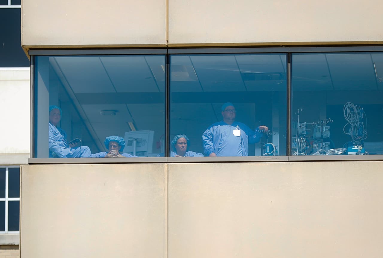 El personal médico del hospital observó la protesta contra Trump desde las ventanas. En este centro asistencial murieron el atacante y las nueve víctimas.