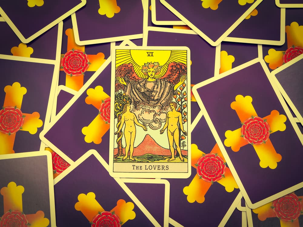 En cuanto al amor o una relación, los amantes simbolizan la pasión y sexualidad entre las dos personas. Representa la armonía y compromiso mutuo de juntarse, confiar en el otro y luchar para superar los obstáculos que se nos presenten. Ese 'bond' o unión puede ser muy fuerte e íntimo, pero también hay que reforzarlo depende de la tirada.