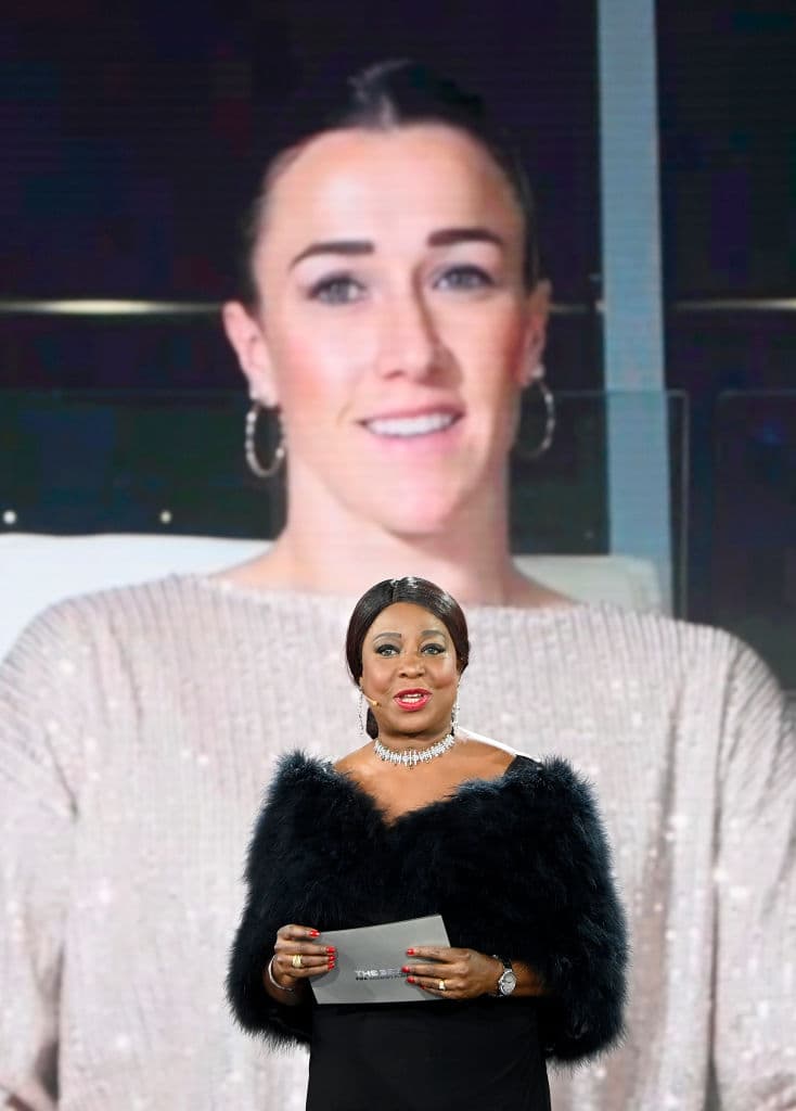 Fatma Samoura, Secretaria General de la FIFA presentó el premio a la Mejor Jugadora de la FIFA, Lucy Bronze, quien ganó la Champions League con el Olympique Lyon y ahora juega para Manchester City.