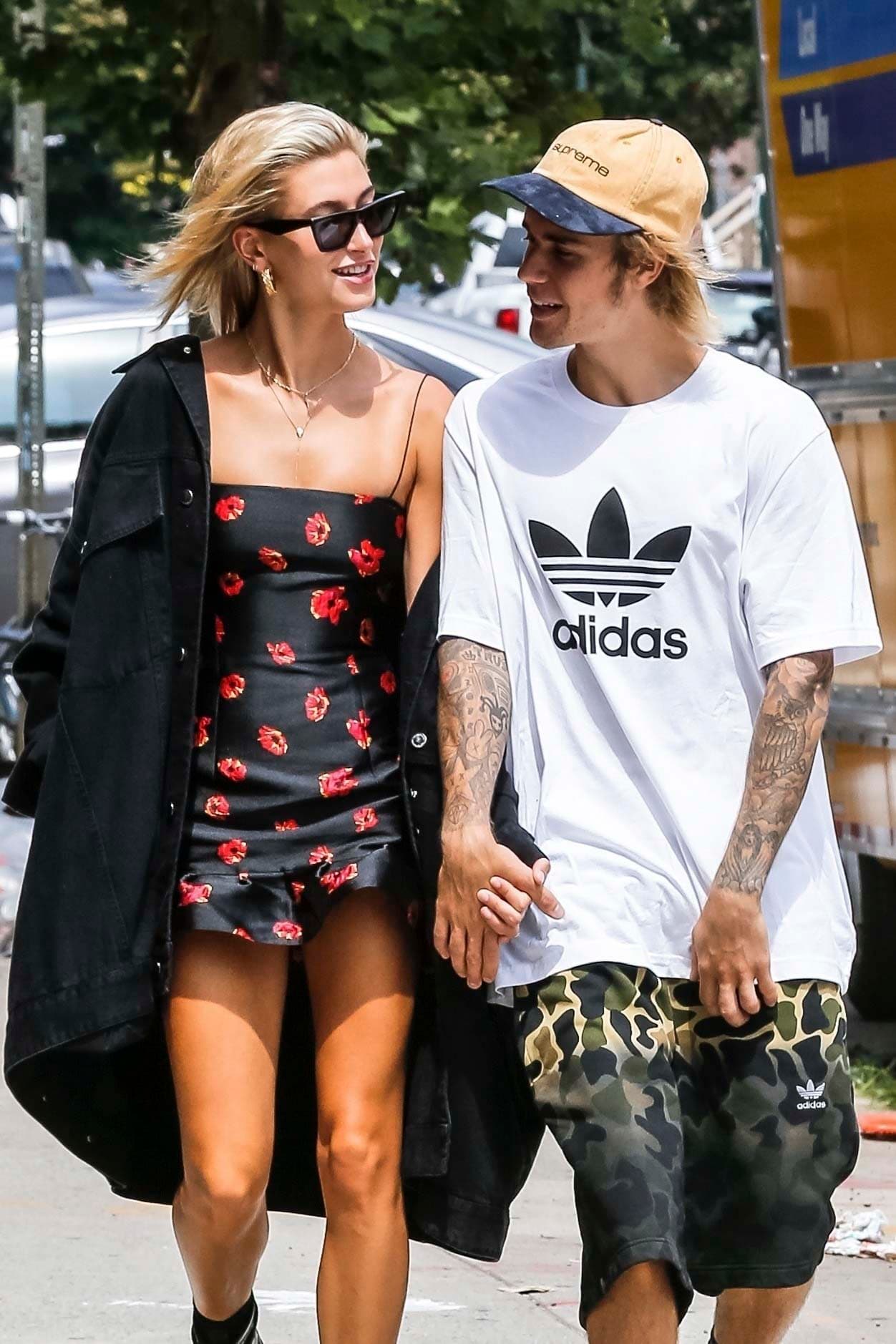En la charla, a Baldwin se le cuestiona 
<b><a href="https://www.univision.com/famosos/justin-bieber-no-tiene-prisa-para-ser-papa-pero-ya-imagina-tener-citas-de-padre-e-hija-fotos">si realmente el matrimonio ha sido difícil</a></b>.